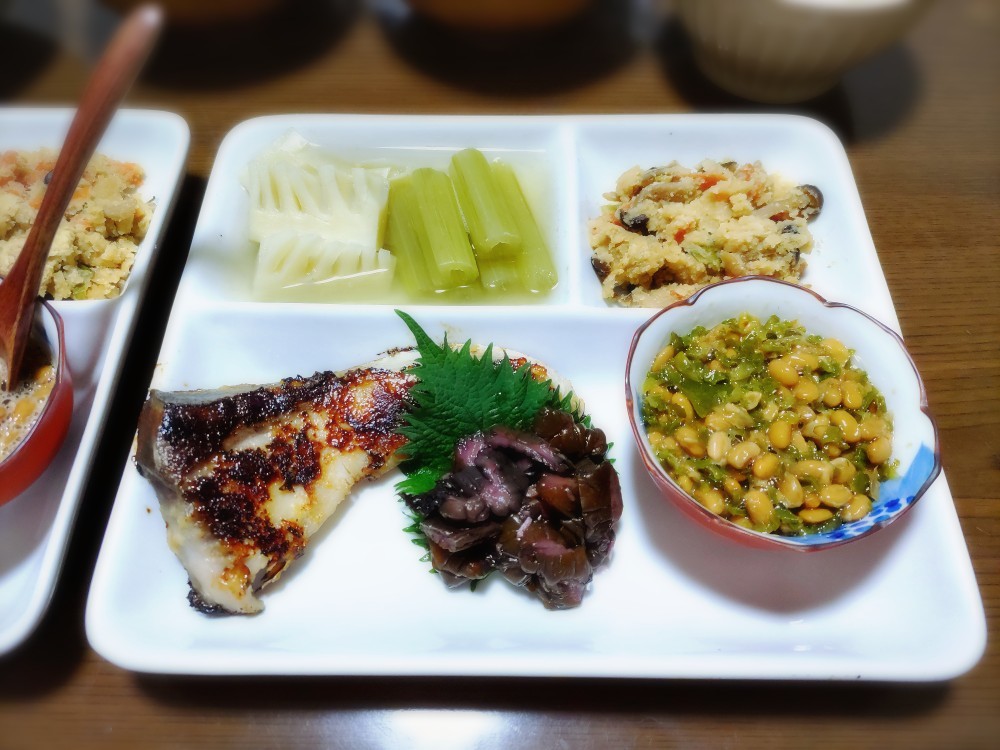 2023-4-14　ブリの西京焼き、メカブ納豆、京漬物、母の料理(タケノコとフキの煮物、卯の花)