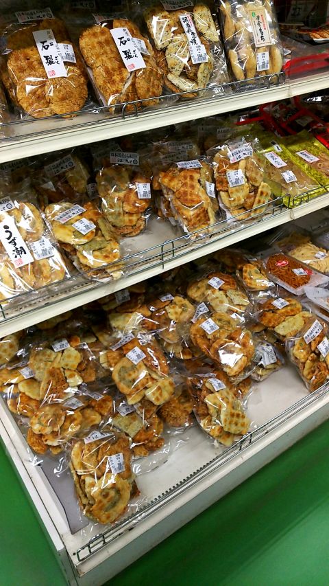 菖蒲グリーンセンターは煎餅おかきコーナーが充実しています。