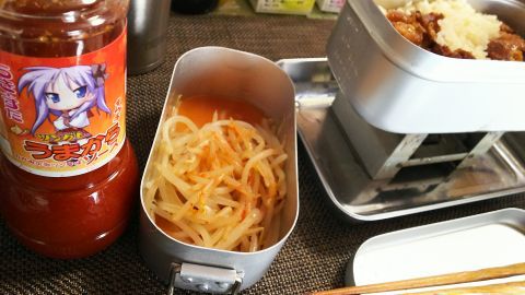 空いた500円メスティンにサラダ油を少し、そしてモヤシを炒めました。らきすたうまからソースで食べたら美味しかったです。