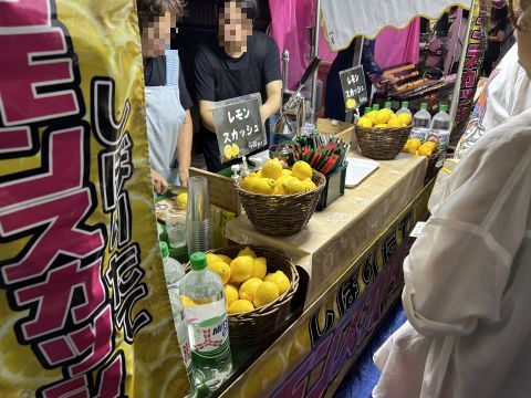 お客さんの前に山積みレモンをたくさん置いてインパクトある店構えは、文化祭などで参考になるのでは。
