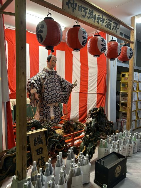 様々な人形の内のひとつ、織田信長。昼間は山車の上に飾られて「人形山車」として曳き回され、夜に外されてこのように飾られます。