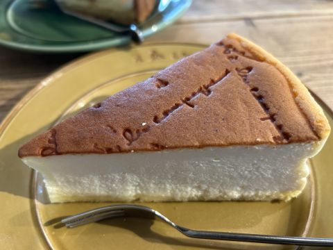 アトレ1の4Fにあるケーキ屋さん「パティスリー エ カフェ ア・ラ・カンパーニュ」で甘い物を食べていきました。22歳むすめのスフレチーズケーキ「フランシュ・フロマージュ」。