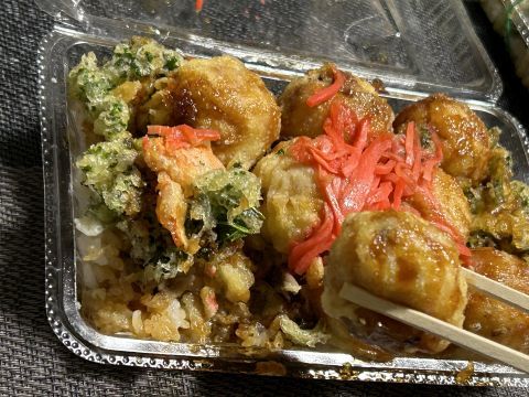 「そこらへんの大阪天丼」にはタコ焼きが乗っていて、そこらへんの草天ぷらも入っています。こんな弁当、見たことない(笑)。うまし。