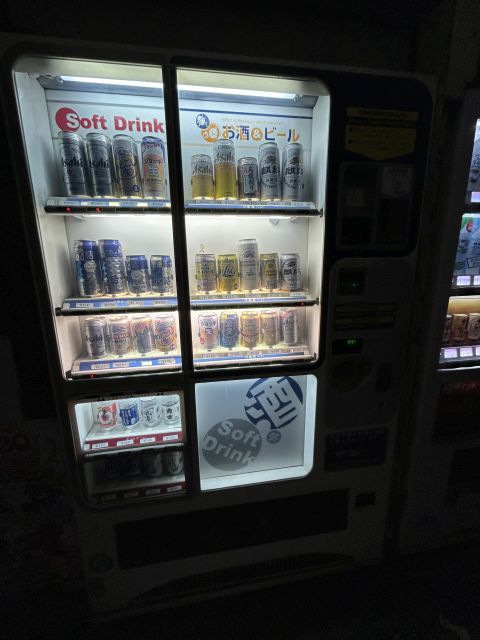 鷲宮神社を出てすぐの所にある酒屋さんにはお酒の自販機があります。ビール、発泡酒、サワー、それに日本酒もあります。