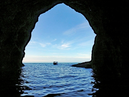 洞窟から外洋を見る