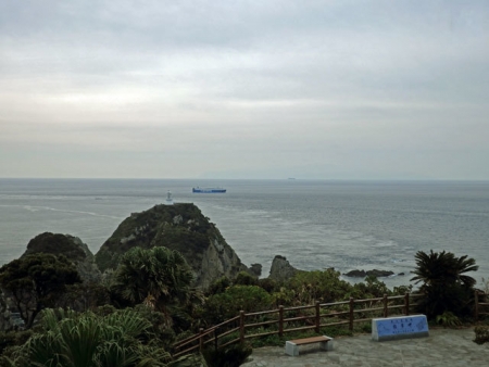 佐多岬沖を航行する船