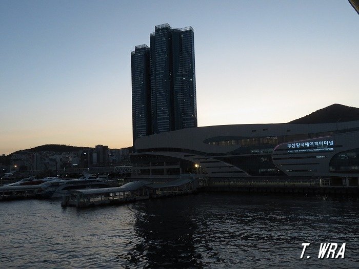 釜山港国際ターミナルから見た釜山駅
