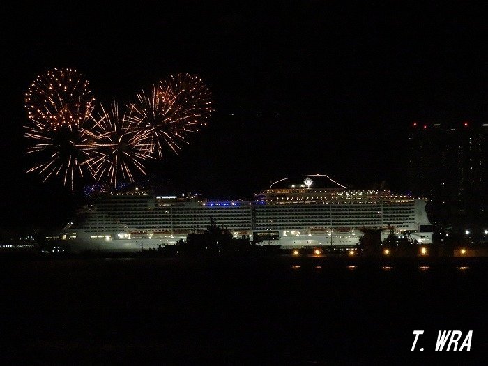 釜山港で花火を打ち上げるクルーズ船「MSC BELLISSIMA」