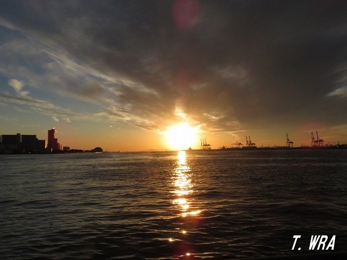 大阪港から見た沈む夕日