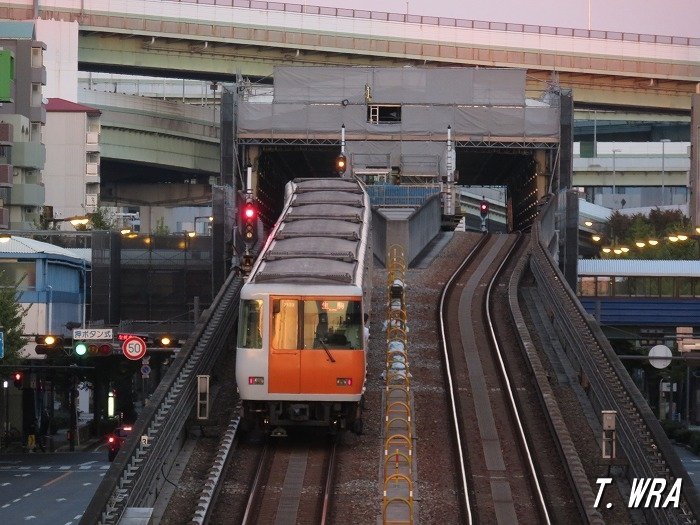 大阪港駅に進入する近鉄7020系HL23