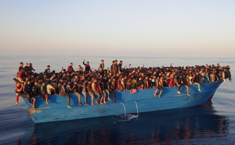 ランペドゥーサ島に押し寄せる違法難民